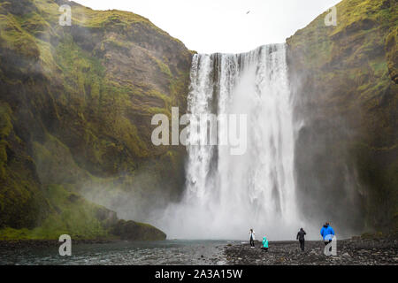 Skogafoss Wasserfall im südlichen Island an den Klippen der ehemaligen Küstenlinie Stockfoto