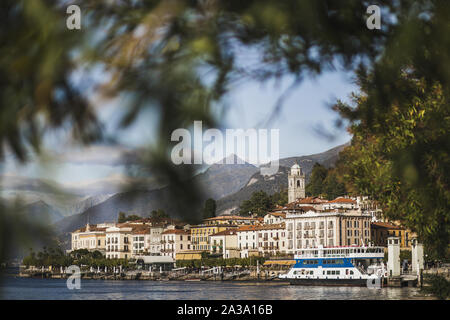 Sommer Postkarte Blick auf den Comer See und Bellagio Stadthafen - berühmte und beliebte italienische Wahrzeichen. Die Berge am Horizont. Stockfoto