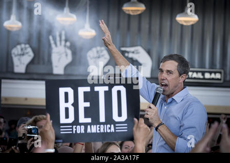 Phoenix, Arizona, USA. 6. Okt, 2019. Demokratische Präsidentschaftskandidat Beto O'Rourke spricht von einer Menschenmenge in Phoenix, Arizona, Sonntag, 6. Oktober, in seiner ersten Kampagne Aussehen im Zustand. wie er Schlachten 18 andere Kandidaten für die richtige Donald Trump für Präsident im Jahr 2020 in Frage zu stellen. O'Roarke ist in den Top Ten der Kandidaten. (Bild: © Rick D'EliaZUMA Draht) Credit: ZUMA Press, Inc./Alamy leben Nachrichten Stockfoto