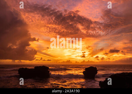 Erstaunlich bunten hellen tropischen Sonnenuntergang in Insel Bali. Rot gefärbten Wolken. Stockfoto