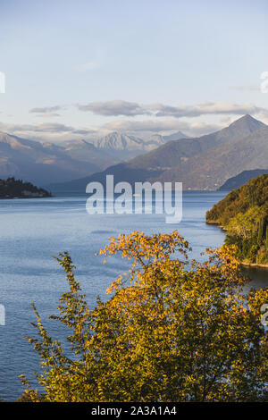 Herbst Postkarte Blick auf den Comer See - berühmte und beliebte italienische Wahrzeichen Stockfoto