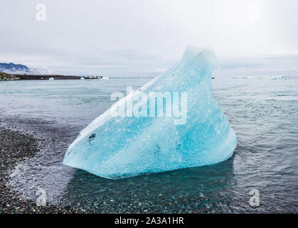 Eisberg am Ufer des schwarzen Sand bedeckt Diamond Beach in Island Stockfoto