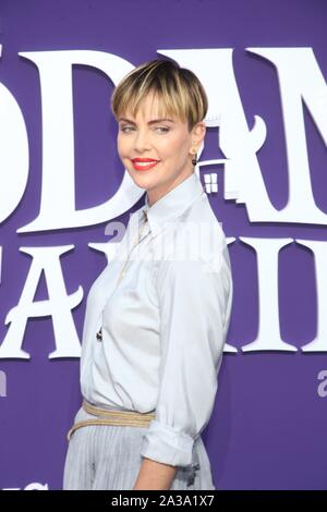 Los Angeles, Kalifornien, USA. 06 Okt, 2019. Charlize Theron kommt bei der Premiere von MGM's "Die Addams Family" am Westfield Century City AMC am Oktober 06, 2019 in Los Angeles, Kalifornien Quelle: Faye Sadou/Medien Punch/Alamy leben Nachrichten Stockfoto