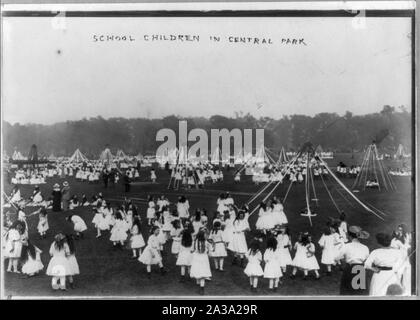 Schule Kinder im Central Park, New York City, mit kann Polen] Stockfoto