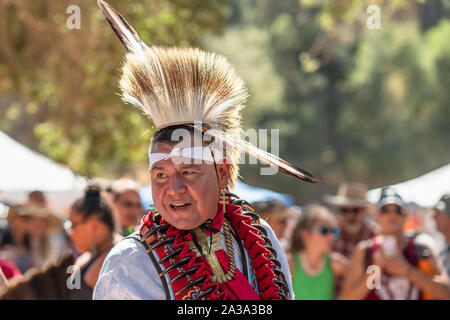 Pow Wow. Porträt der amerikanischen Ureinwohner im vollen Ornat Stockfoto