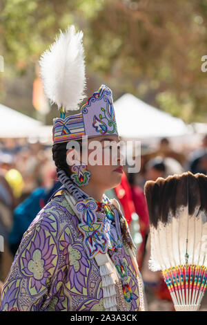 Pow Wow. Portrait von Indianerin in vollem Ornat Stockfoto