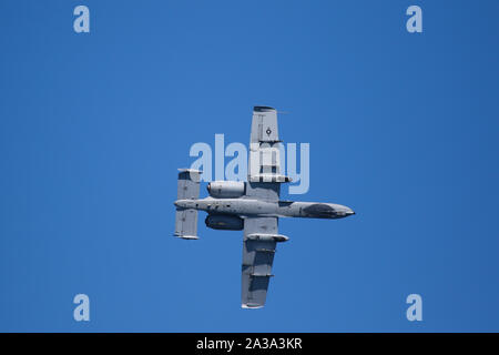 Die US Air Force C A-10 Thunderbolt II "Warzenschwein" an der großen pazifischen Airshow Huntington Beach Kalifornien USA der größte Airshow in den USA durchführen Stockfoto