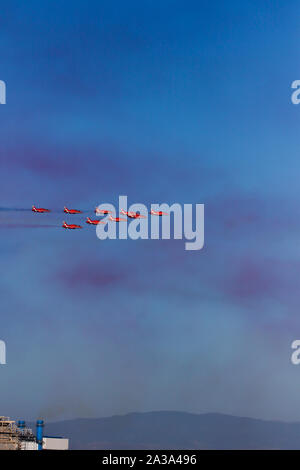 Die britische Royal Air Force Red Arrows Durchführen an den großen pazifischen Airshow Huntington Beach Kalifornien USA. Die größte Airshow in den USA Stockfoto