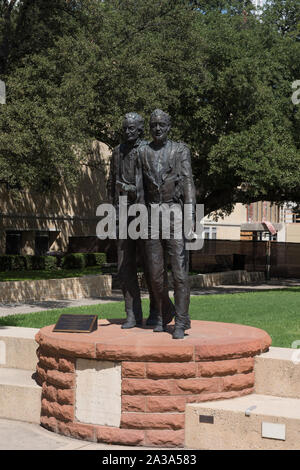 Bildhauer Carol Loafman Thornton erstellt diese Statue von Addison und Randolph Clark, Gründer von Texas Christian University, auf der TCU-Campus in Fort Worth, Texas Stockfoto