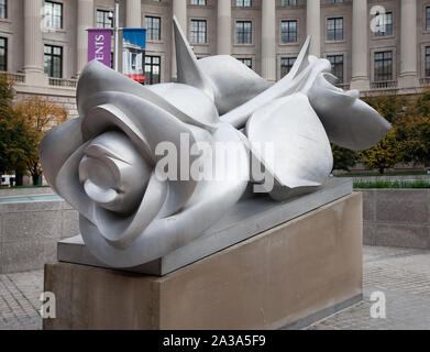 Skulptur Federal Triangle Blumen, Rose, von Robin Stephen bei der Environmental Protection Agency, Ronald Reagan Building, Washington, D.C Stockfoto