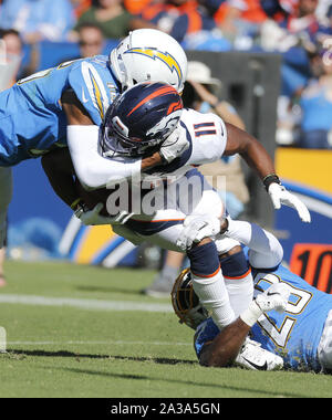 Los Angeles, Kalifornien, USA. 6. Okt, 2019. Denver Broncos wide receiver Diontae Spencer (11) durch Los Angeles Ladegeräte cornerback Brandon Facyson (28) und Los Angeles Ladegeräte wide receiver Andre Patton (16) Während ein NFL Football Spiel zwischen Los Angeles Ladegeräte und Denver Broncos, Sonntag, Oktober 6, 2019, in Carson, Calif. Credit gestoppt ist: Ringo Chiu/ZUMA Draht/Alamy leben Nachrichten Stockfoto