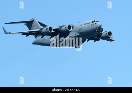 Boeing C-17 Globemaster III Fliegen während des Großen pazifischen Airshow in Huntington Beach, Kalifornien am 4. Oktober, 2019 Stockfoto