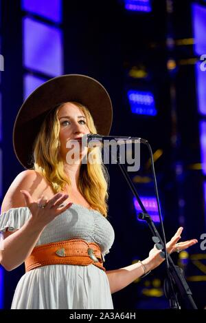 Margo Preis, einem berühmten und talentierten American Country Sänger und Songschreiber in Nashville, TN, in den landwirtschaftlichen Beihilfen durchführen, in East Troy, Wisconsin, USA Stockfoto