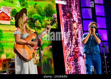 Margo Preis, einem berühmten und talentierten American Country Sänger und Songschreiber in Nashville, TN, in den landwirtschaftlichen Beihilfen durchführen, in East Troy, Wisconsin, USA Stockfoto