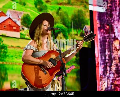 Margo Preis, einem berühmten und talentierten American Country Sänger und Songschreiber in Nashville, TN, in den landwirtschaftlichen Beihilfen durchführen, in East Troy, Wisconsin, USA Stockfoto