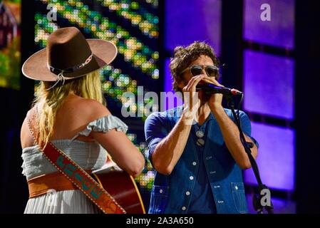 Margo Preis, einem berühmten und talentierten American Country Sänger und Songschreiber in Nashville, TN, in den landwirtschaftlichen Beihilfen durchführen, in East Troy, Wisconsin, USA Stockfoto