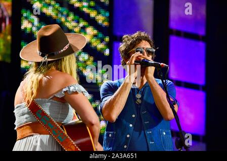 Margo Preis, einem berühmten und talentierten American Country Sänger und Songschreiber in Nashville, TN, in den landwirtschaftlichen Beihilfen durchführen, in East Troy, Wisconsin, USA Stockfoto