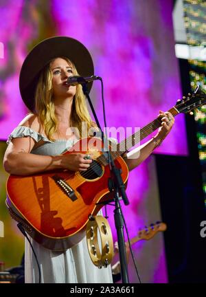 Margo Preis, einem berühmten und talentierten American Country Sänger und Songschreiber in Nashville, TN, in den landwirtschaftlichen Beihilfen durchführen, in East Troy, Wisconsin, USA Stockfoto