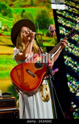 Margo Preis, einem berühmten und talentierten American Country Sänger und Songschreiber in Nashville, TN, in den landwirtschaftlichen Beihilfen durchführen, in East Troy, Wisconsin, USA Stockfoto