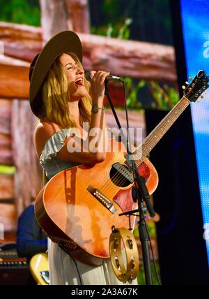 Margo Preis, einem berühmten und talentierten American Country Sänger und Songschreiber in Nashville, TN, in den landwirtschaftlichen Beihilfen durchführen, in East Troy, Wisconsin, USA Stockfoto