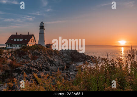 Magischen Sonnenaufgang auf der ikonischen Portland Head Light. Portland, Maine Stockfoto