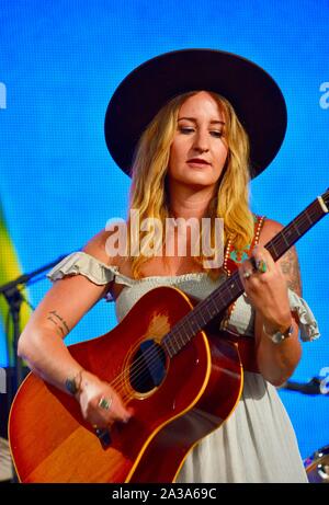 Margo Preis, einem berühmten und talentierten American Country Sänger und Songschreiber in Nashville, TN, in den landwirtschaftlichen Beihilfen durchführen, in East Troy, Wisconsin, USA Stockfoto