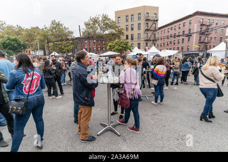 New York, NY - Oktober 6, 2019: Festivalbesucher genießen Sie Essen und Trinken während der New York Pizza Festival in der Crescent Avenue in der Bronx Stockfoto