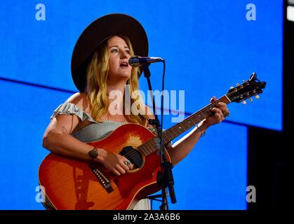 Margo Preis, einem berühmten und talentierten American Country Sänger und Songschreiber in Nashville, TN, in den landwirtschaftlichen Beihilfen durchführen, in East Troy, Wisconsin, USA Stockfoto