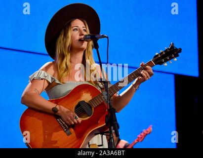 Margo Preis, einem berühmten und talentierten American Country Sänger und Songschreiber in Nashville, TN, in den landwirtschaftlichen Beihilfen durchführen, in East Troy, Wisconsin, USA Stockfoto