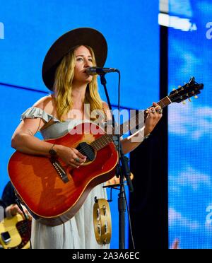 Margo Preis, einem berühmten und talentierten American Country Sänger und Songschreiber in Nashville, TN, in den landwirtschaftlichen Beihilfen durchführen, in East Troy, Wisconsin, USA Stockfoto