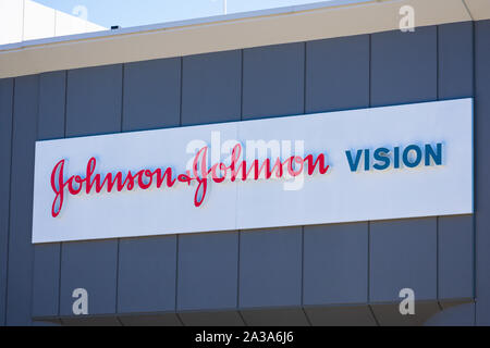 Johnson & Johnson Vision Zeichen an multinationales Unternehmen mit Sitz in Silicon Valley. J&J ist in New Brunswick, New Jersey mit Sitz Stockfoto