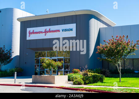Johnson & Johnson Vision multinationale Corporation büro Fassade in Silicon Valley. J&J ist in New Brunswick, New Jersey mit Sitz Stockfoto
