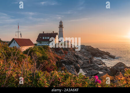 Magischen Sonnenaufgang auf der ikonischen Portland Head Light. Portland, Maine Stockfoto