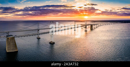 Luftaufnahme von Chesapeake Bay Bridge bei Sonnenuntergang. Stockfoto