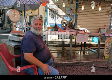 Fisch Verkäufer verkaufen "Pesce Spada' (Schwertfisch) in theMarket di Franz House, einem berühmten open air Street Market in der Albergheria Nachbar von Palermo, Sizilien. Stockfoto