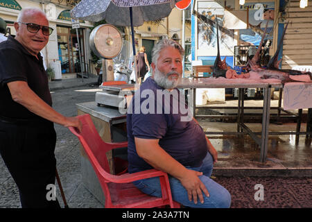 Fisch Verkäufer verkaufen "Pesce Spada' (Schwertfisch) in theMarket di Franz House, einem berühmten open air Street Market in der Albergheria Nachbar von Palermo, Sizilien. Stockfoto