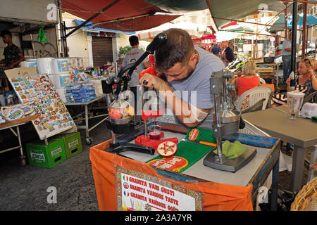 Frisch gepressten Saft Anbieter am Markt in der Mercato di Ballaro. Der Markt der ballaro ist ein berühmtes Open-air-Straße Markt in der alberg Stockfoto