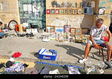 Anbieter bei "Il Mercato delle pulci", Palermos verwendeten Elemente in der Albergheria Bezirk in der Nähe der Ballaro Street Market entfernt. Palermo, Sizilien, Stockfoto