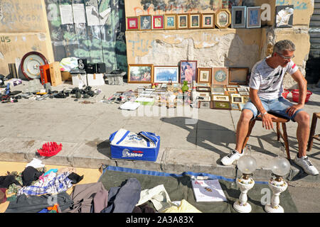 Anbieter bei "Il Mercato delle pulci", Palermos verwendeten Elemente in der Albergheria Bezirk in der Nähe der Ballaro Street Market entfernt. Palermo, Sizilien, Stockfoto