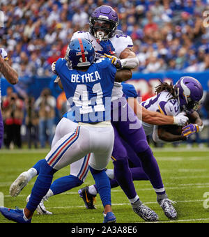 East Rutherford, New Jersey, USA. 6. Okt, 2019. Minnesota Vikings tight end Irv Smith (84) blockiert die New York Giants frei Sicherheit Antoine Bethea (41) Während ein NFL Spiel zwischen der Minnesota Vikings und die New York Giants bei MetLife Stadium in East Rutherford, New Jersey. Die Wikinger die Riesen besiegte 28-10. Duncan Williams/CSM/Alamy leben Nachrichten Stockfoto