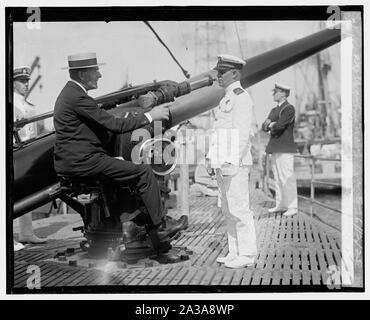 Sec. Wilbur Inspektion S-45 in Washington Navy Yard, [6/12/25] Stockfoto