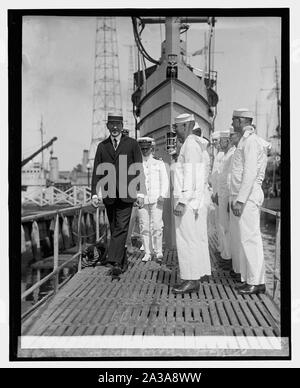 Sec. Wilbur Inspektion S-45 in Washington Navy Yard, [6/12/25] Stockfoto