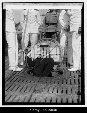 Sec. Wilbur Inspektion S-45 in Washington Navy Yard, 6/12/25. Stockfoto