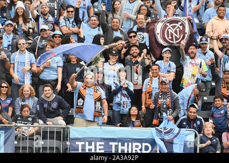 Chester, Pennsylvania, USA. 6. Okt, 2019. New York City FC Fans feuern ihre Mannschaft an Talen Energie Stadion in Chester PA Credit: Ricky Fitchett/ZUMA Draht/Alamy leben Nachrichten Stockfoto