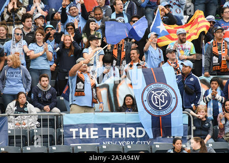 Chester, Pennsylvania, USA. 6. Okt, 2019. New York City FC Fans feuern ihre Mannschaft an Talen Energie Stadion in Chester PA Credit: Ricky Fitchett/ZUMA Draht/Alamy leben Nachrichten Stockfoto