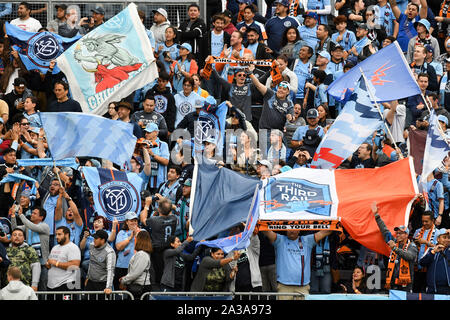 Chester, Pennsylvania, USA. 6. Okt, 2019. New York City FC Fans feuern ihre Mannschaft an Talen Energie Stadion in Chester PA Credit: Ricky Fitchett/ZUMA Draht/Alamy leben Nachrichten Stockfoto