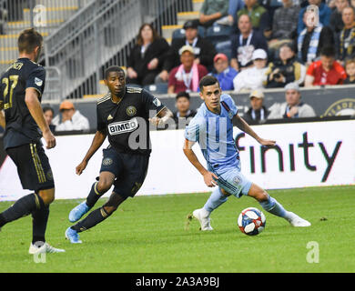 Chester, Pennsylvania, USA. 6. Okt, 2019. Philadelphia Union defender RAYMON GADDIS (28), die in Aktion gegen NYCFC JESUS MEDINA (19) an Talen Energie Stadion in Chester PA Credit: Ricky Fitchett/ZUMA Draht/Alamy leben Nachrichten Stockfoto