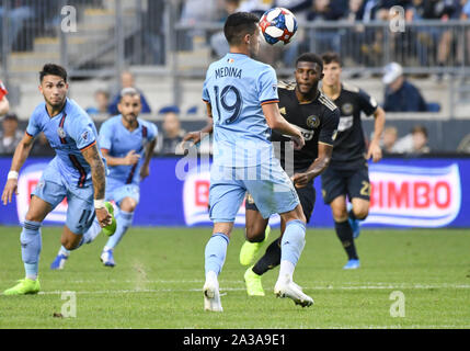 Chester, Pennsylvania, USA. 6. Okt, 2019. New York City FC JESUS MEDINA (19), die in Aktion gegen die Philadelphia Union Talen Energie Stadion in Chester PA Credit: Ricky Fitchett/ZUMA Draht/Alamy leben Nachrichten Stockfoto