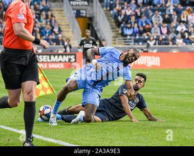 Chester, Pennsylvania, USA. 6. Okt, 2019. Philadelphia Union defender MATT REAL (32), die in Aktion gegen NYCFC SEBASTIEN IBEAGHA (33) Talen Energie Stadion in Chester PA Credit: Ricky Fitchett/ZUMA Draht/Alamy leben Nachrichten Stockfoto