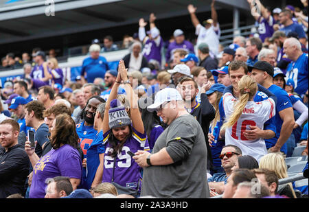 East Rutherford, New Jersey, USA. 6. Okt, 2019. Minnesota Vikings Fans reagieren, nach außen linebacker Anthony Barr (55) und Ben Gedeon (42) New York Giants zurück laufen Jon Hilliman (28) in der Endzone für einen Safety während ein NFL Spiel zwischen der Minnesota Vikings und die New York Giants bei MetLife Stadium in East Rutherford, New Jersey. Die Wikinger die Riesen besiegte 28-10. Duncan Williams/CSM/Alamy leben Nachrichten Stockfoto